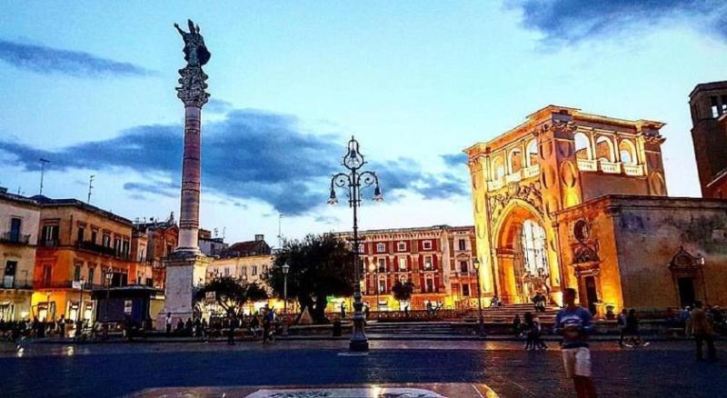 "Il Vecchio Salone" Appartamento In Pieno Centro Con Garage Privato Lecce Dış mekan fotoğraf